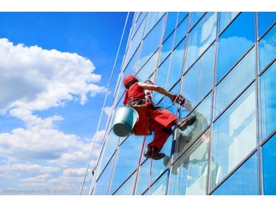 清潔承包公司—玻璃清洗步驟和注意事項(xiàng)
